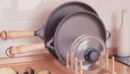 Suporturi pentru capace din tigăi: tipuri și nuanțe la alegere