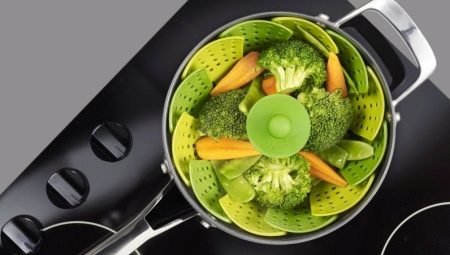 Steamer inserts in the pan