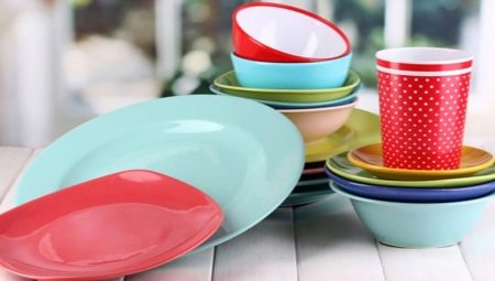 Colored dishes: types and choices