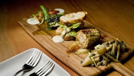 Eigenschaften und Merkmale der Auswahl der Bretter zum Servieren von Gerichten