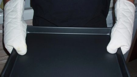 How to clean a baking sheet?