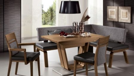 Racons de cuina amb taula per a la cuina: característiques i criteris de selecció