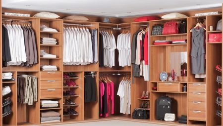 Filling a wardrobe in the bedroom: basic rules and interesting ideas