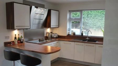 U-shaped kitchen with a breakfast bar: design examples