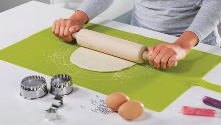 Silicone mats for rolling dough: sizes and choice