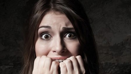 ความกลัวและความกลัว: มันคืออะไรความคล้ายคลึงและความแตกต่างหลักตัวเลือกการรักษา