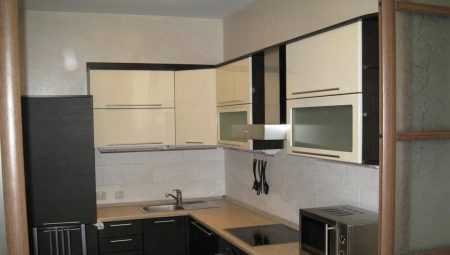 Kitchen design 7 sq. m with a refrigerator