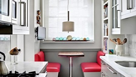 Petita cuina blanca a l’interior