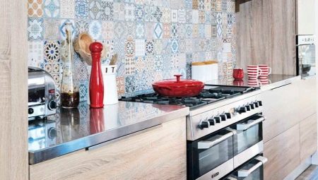 Panoramica delle piastrelle di Kerama Marazzi su un grembiule in cucina