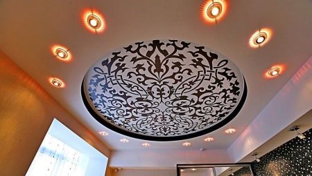 Ceilings with a pattern in the hall: beautiful examples