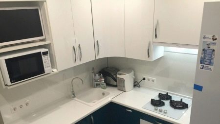 Corner headsets for small kitchens