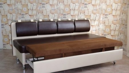 Sofàs rectes i estrets amb un espai per dormir per a la cuina