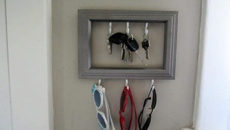 Choose a housekeeper in the hallway