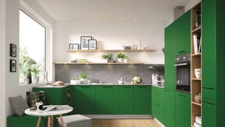 Green kitchen: a suite and its combination with interior design