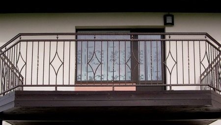 Balcony fencing: varieties and recommendations for selection