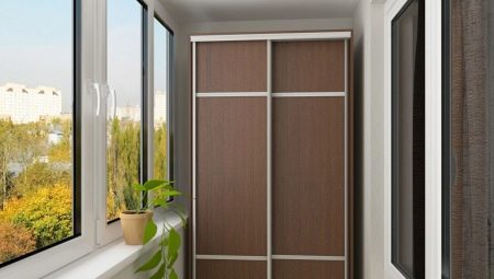 Sliding wardrobes on a balcony: what are and how to choose?