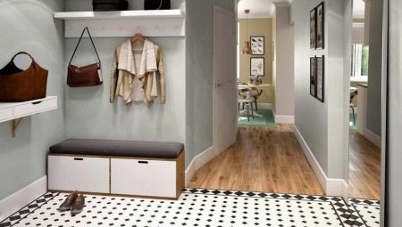 The combination of tiles and laminate in the hallway