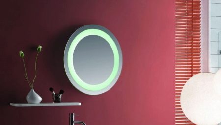 Illuminated round bathroom mirror tips