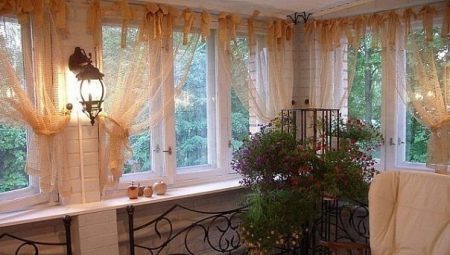 Tulle to the balcony: types, tips for choosing and placing