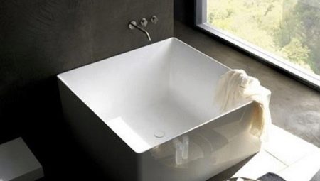 Square bathtubs: materials, sizes and choices