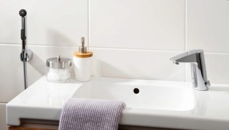 Washbasin faucets with hygienic shower: types and features of choice