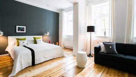 Jak umístit pohovku a postel do jedné místnosti?