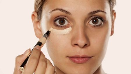 How to mask bags under the eyes with cosmetics?