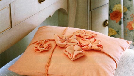 Pillowcases on sofa cushions: types and design options