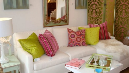 Pillows for a sofa: types, sizes and layout options