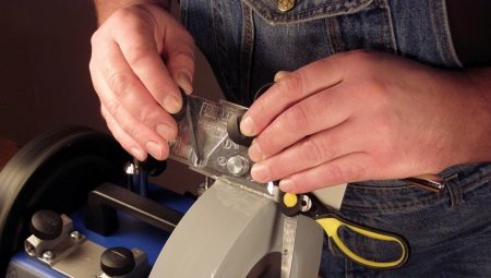 Ostrzenie narzędzia fryzjerskiego