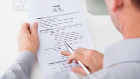 What professional qualities should be indicated in the resume?