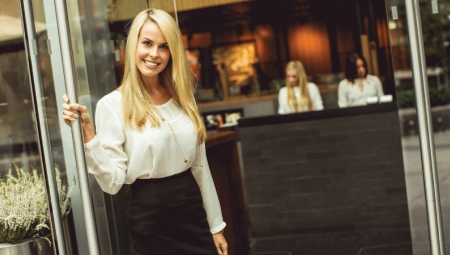 Who is the restaurant hostess and what is his responsibility?