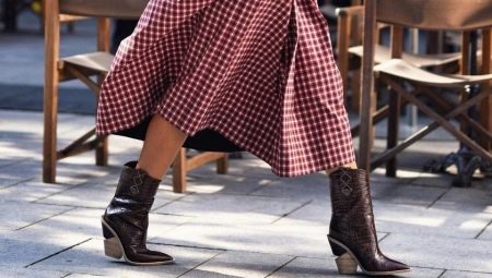 What to wear female Cossacks with?