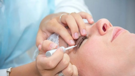 Quan puc rentar-me després de plastificar les pestanyes?