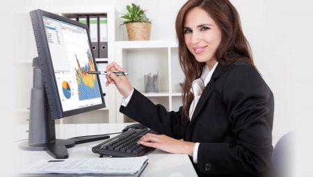 Who is an economist-analyst and what does he do?