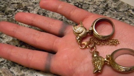 Why does the skin blacken with gold and how to remove traces?