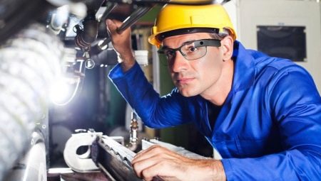 What are the categories of locksmiths?