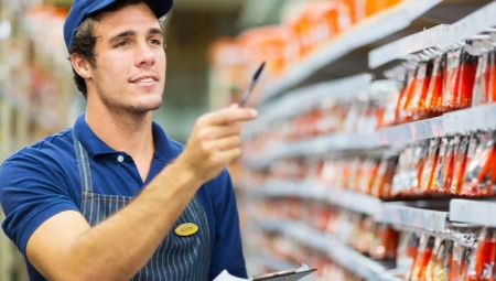 Who is a visiting merchandiser and what does it do?