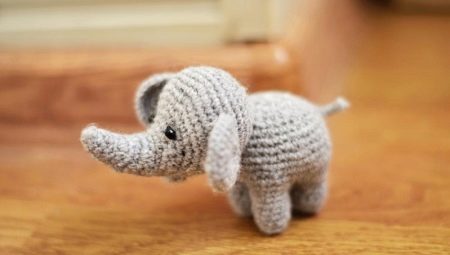 We crochet an elephant amigurumi