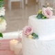 Wedding cakes with fresh flowers: features and possible options
