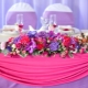 Flower arrangement on a wedding table: features, design and layout tips