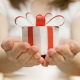 Gift etiquette: how to present and accept them?
