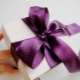 How to tie a ribbon on a gift?