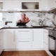 Glass kitchen aprons: varieties, tips for choosing and maintaining