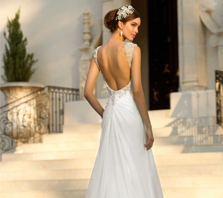 Jewelry for a summer wedding dress