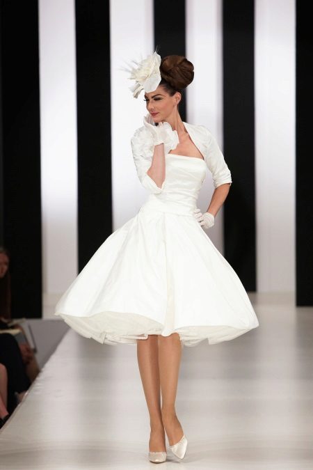 Short dress with gloves, a bolero and a hat