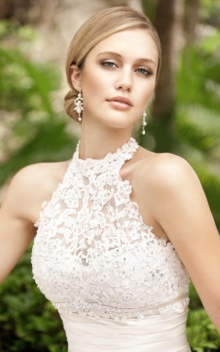 Wedding dress with a stand-up collar