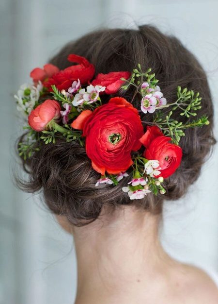 Red flowers in the hairstyle