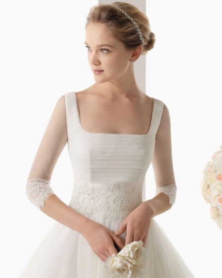 Cinturó obert en un vestit de núvia