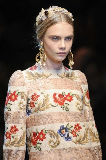 Motivos nacionais em um vestido de noiva